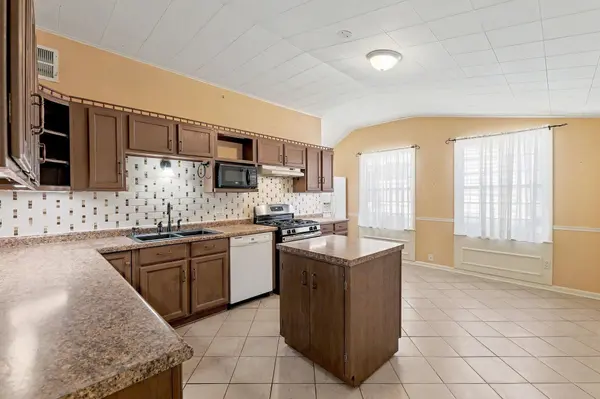 1946 S Market St, Wichita, KS 67211-4113