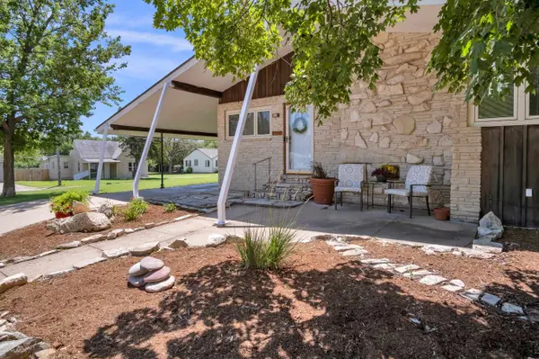 627 S Poplar, Newton, KS 67114