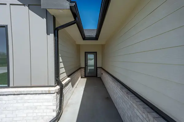514 E Elmwood St, Park City, KS 67147-1124