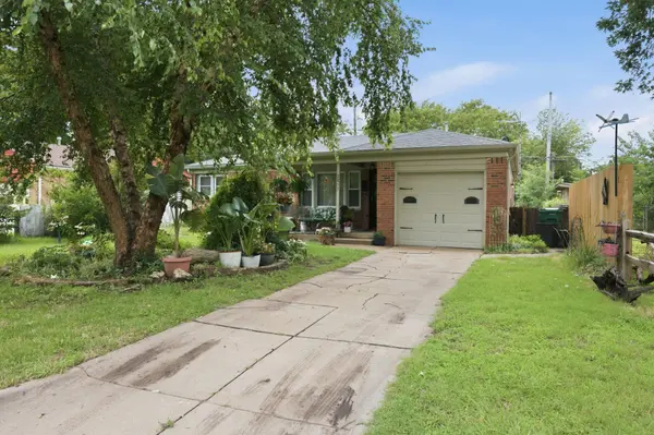 2857 S Larkin Dr, Wichita, KS 67216