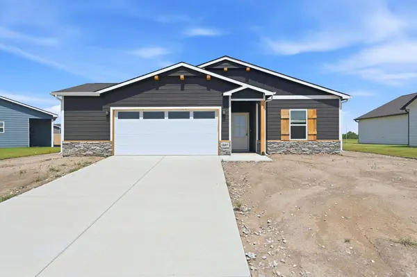 1607 N Emerald Dr, Mulvane, KS 67110
