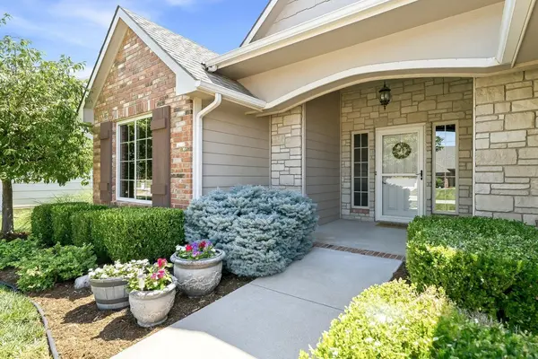 2312 N Sawgrass Cir, Derby, KS 67037