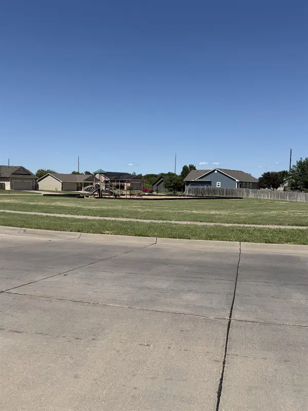 617 N Redbud Ct, Valley Center, KS 67147