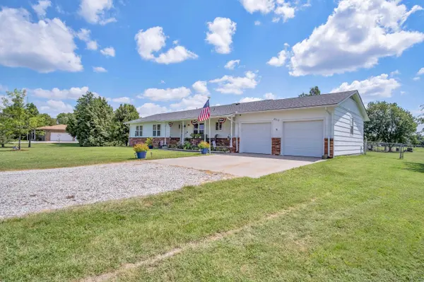 8712 N Ridge Rd, Valley Center, KS 67147