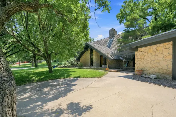 2405 N Redbud Ln, Wichita, KS 67204
