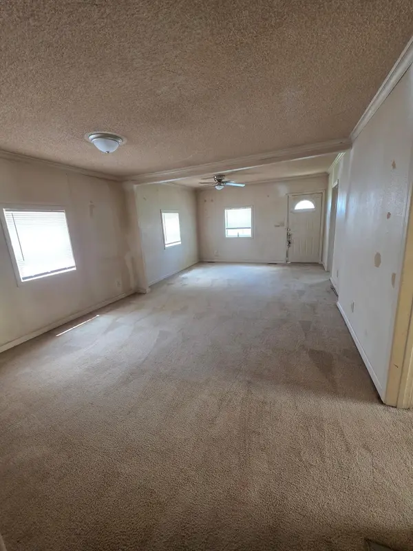 949 S 3rd St, Salina, KS 67401