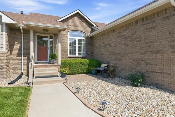 1025 S Glenmoor St, Wichita, KS 67207