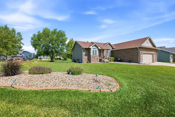 1025 S Glenmoor St, Wichita, KS 67207