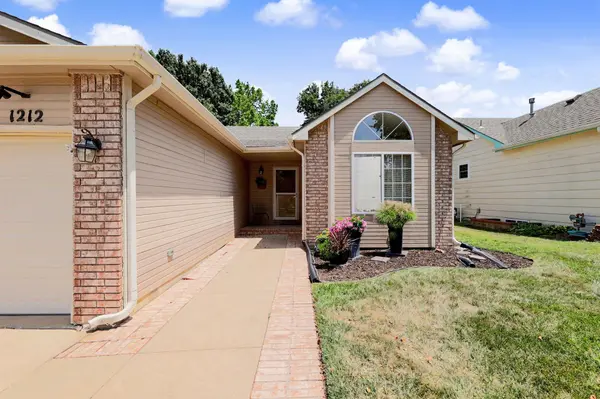 1212 N Sunset Dr, Derby, KS 67037