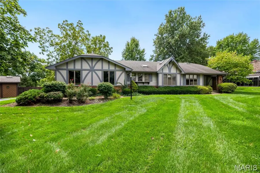 13 Village DR W, St Charles, MO 63303