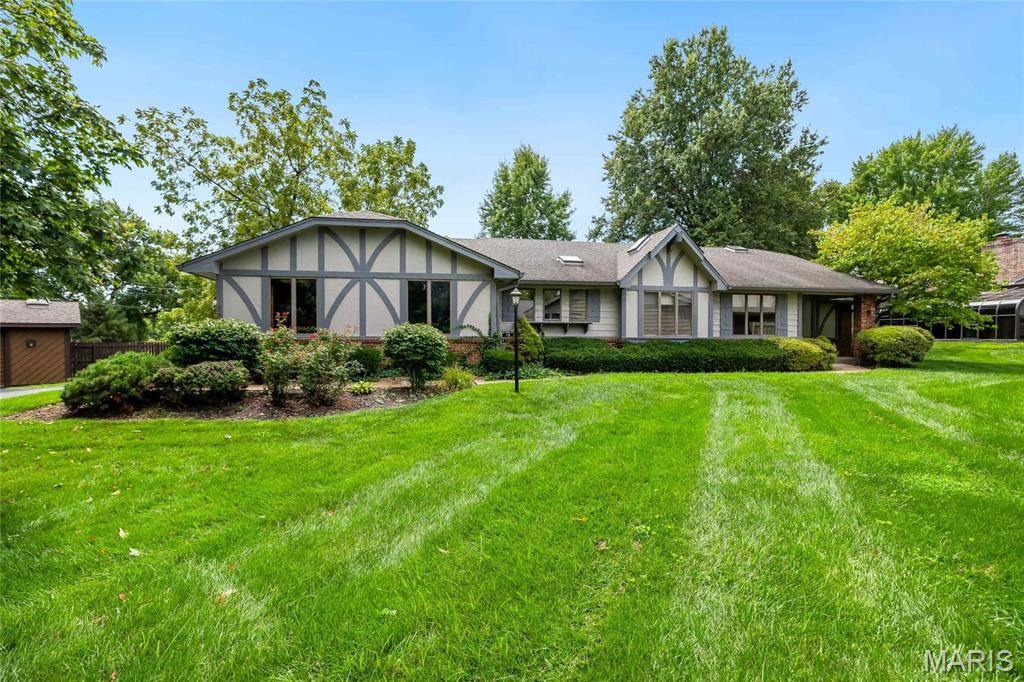 13 Village DR W, St Charles, MO 63303
