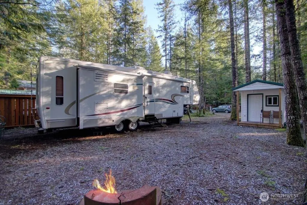 161 Christmas Tree CIR, Deming, WA 98244