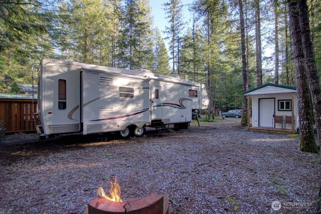 161 Christmas Tree CIR, Deming, WA 98244