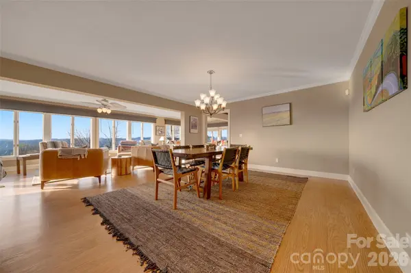 300 Roberts DR, Hendersonville, NC 28739