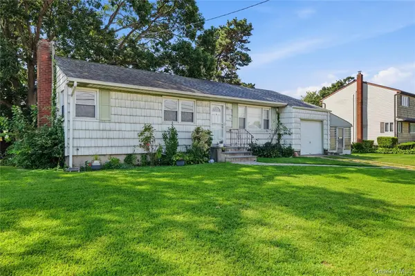 10 Shirley LN, West Babylon, NY 11704