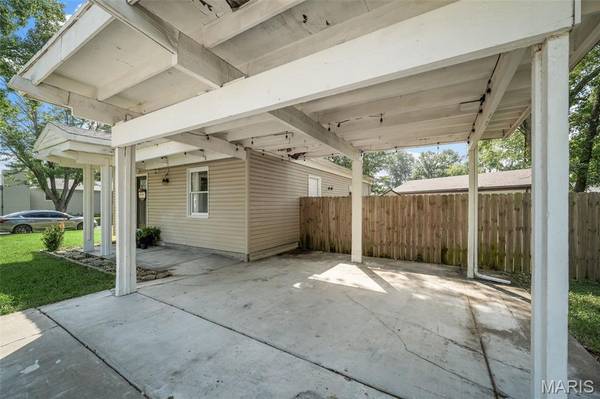 30 Cedar DR, Pacific, MO 63069