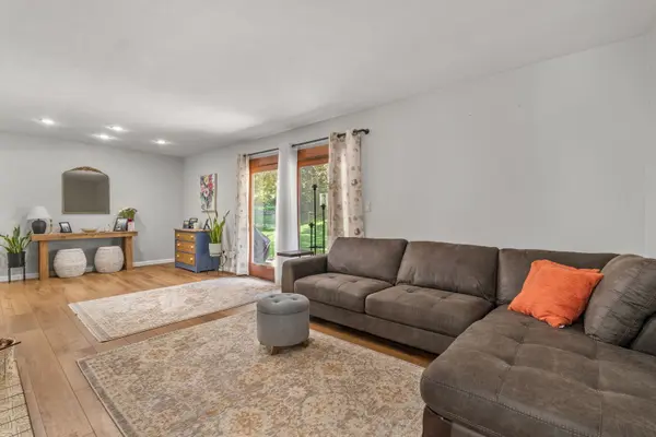 2327 Salem CT, Bettendorf, IA 52722