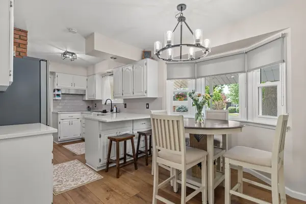 2327 Salem CT, Bettendorf, IA 52722