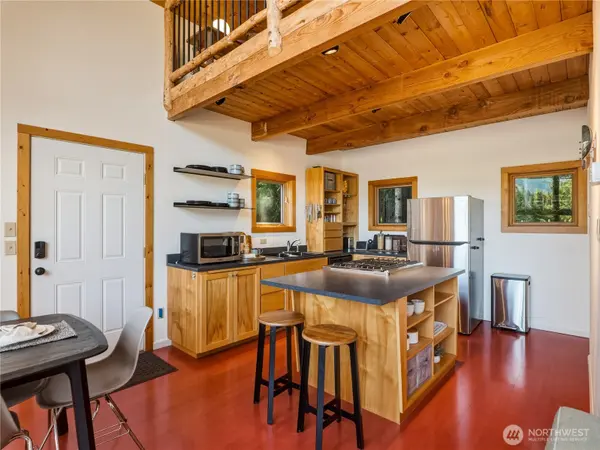 350 Rampart DR, Snoqualmie Pass, WA 98068