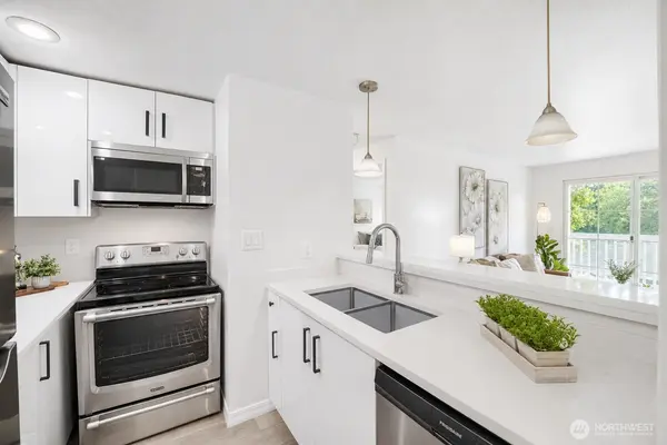 22831 S 30 AVE S #203, Des Moines, WA 98198