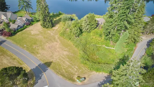 40 E Lakeshore DR, Allyn, WA 98524