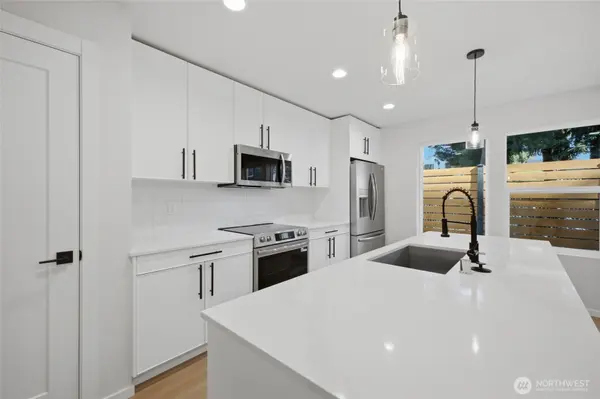 9811 Linden AVE N, Seattle, WA 98103