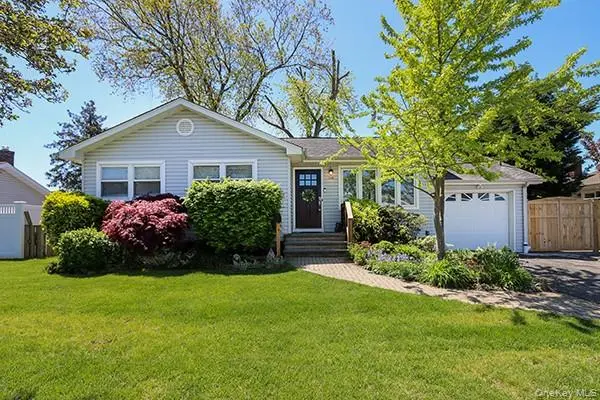 208 N Walnut ST, Massapequa, NY 11758