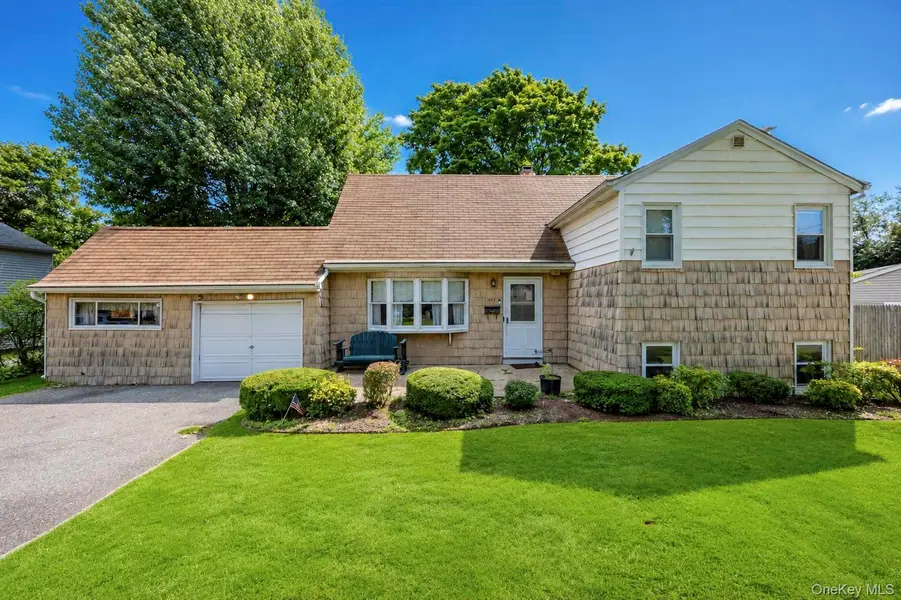 1425 Pine DR, Bay Shore, NY 11706