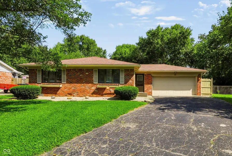 18 Roderick CT, Beech Grove, IN 46107