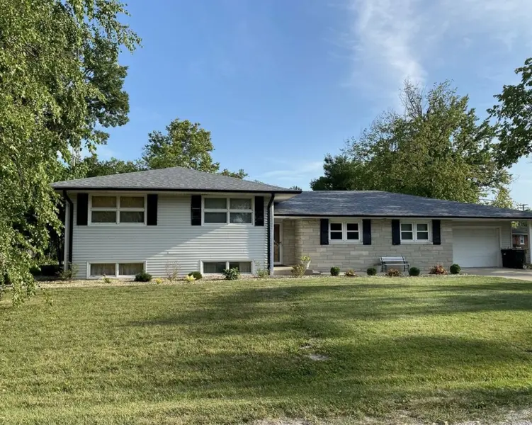 9 Orchard DR, Charleston, IL 61920