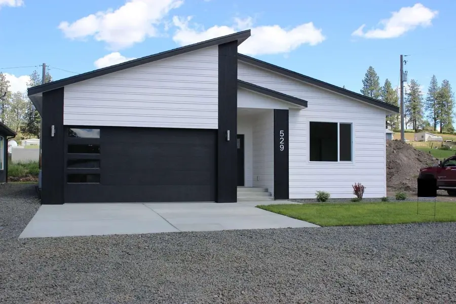 529 S 2ND St, Rockford, WA 99030