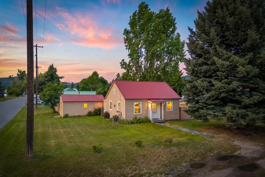 208 W Jenkins Ave, Chewelah, WA 99109