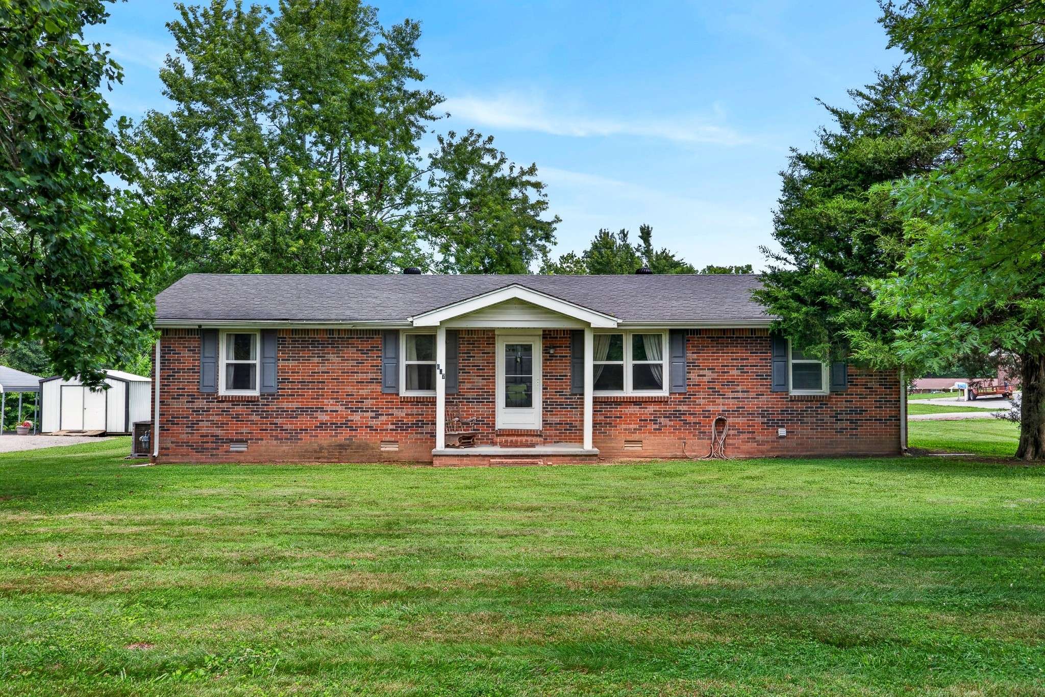 627 Baker Dr, Lafayette, TN 37083