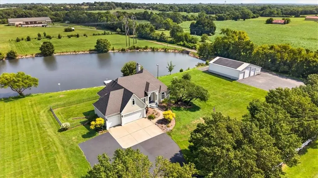 1328 E Walnut ST, Raymore, MO 64083