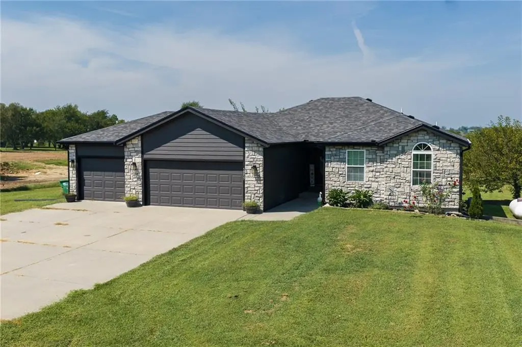 10037 Greenview DR, Meriden, KS 66512