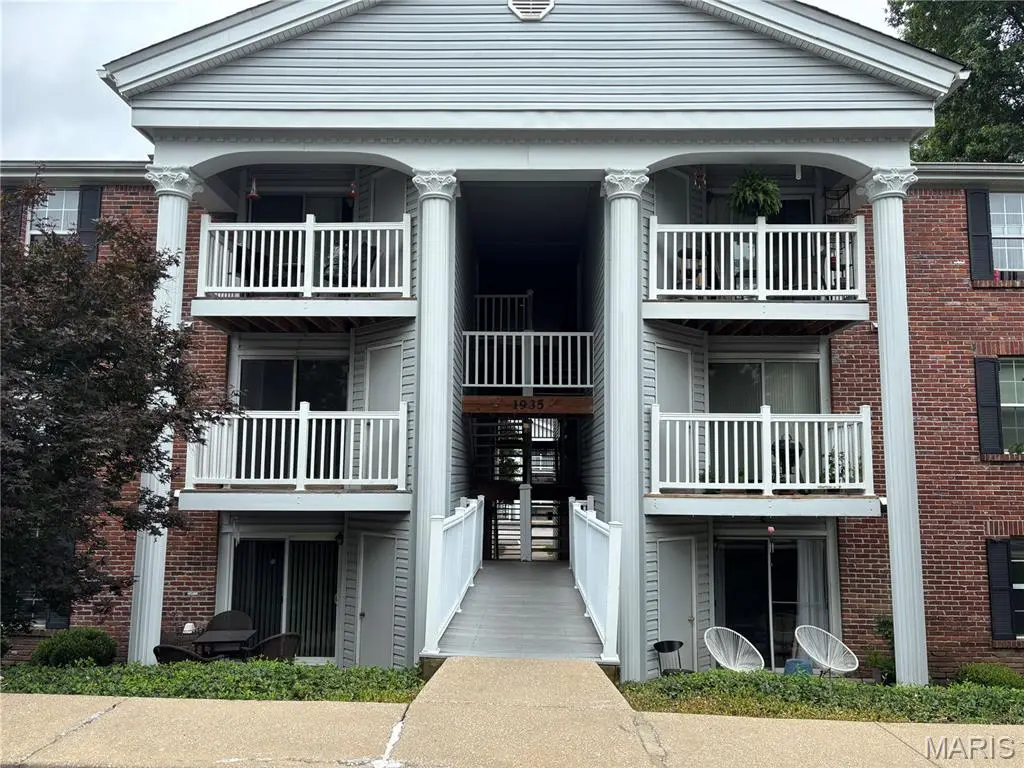 1935 Marine Terrace DR #J, Maryland Heights, MO 63146