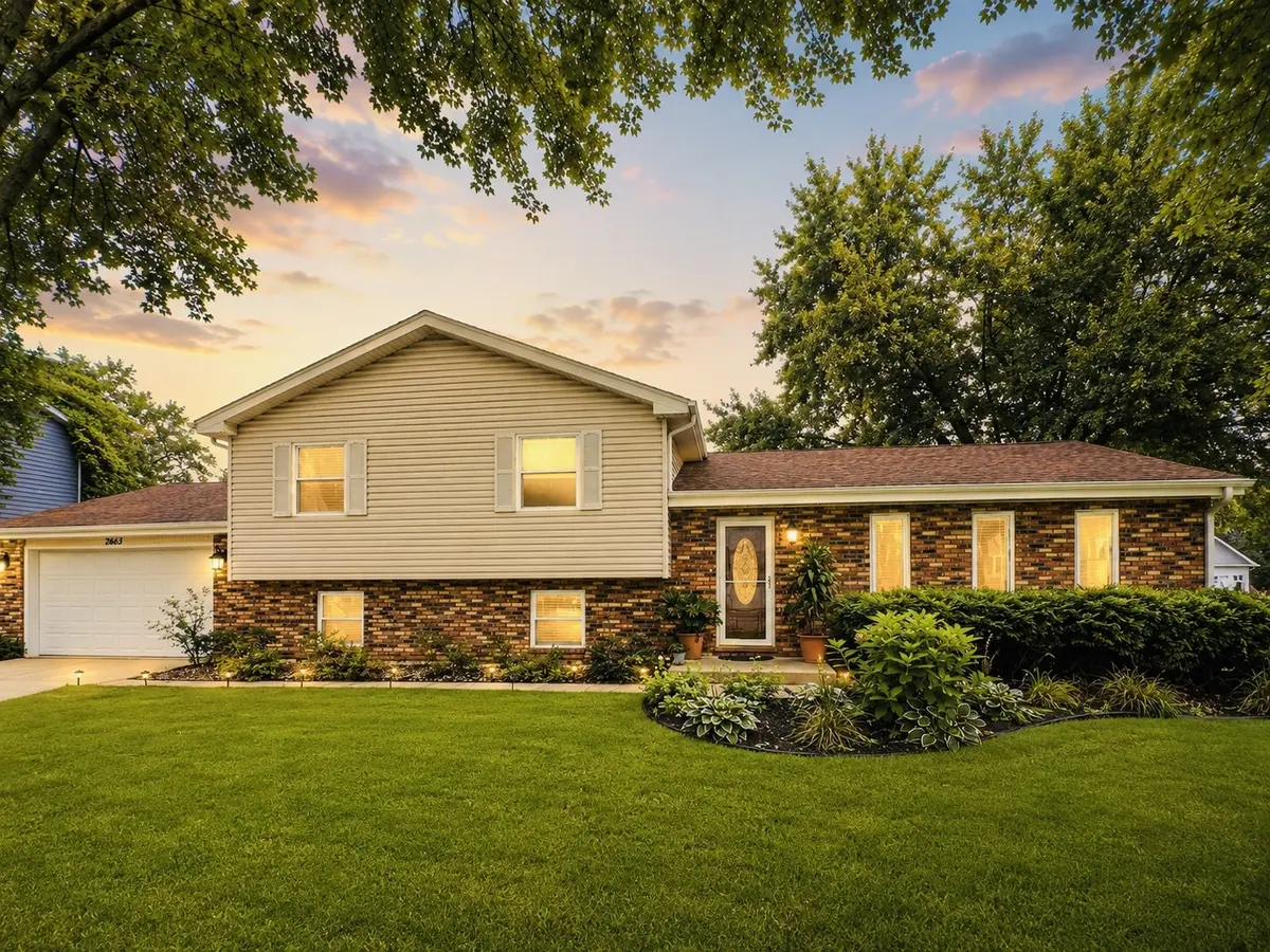 2613 Midland DR, Naperville, IL 60564