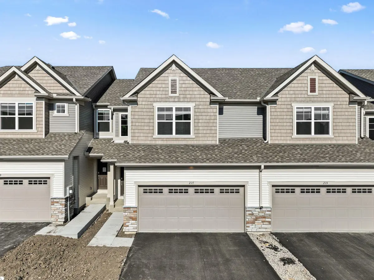 217 Huntington DR, Waconia, MN 55387