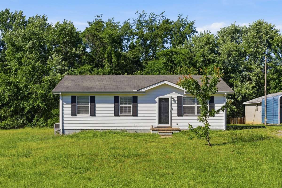 1040 Rebecca Dr, Burns, TN 37029