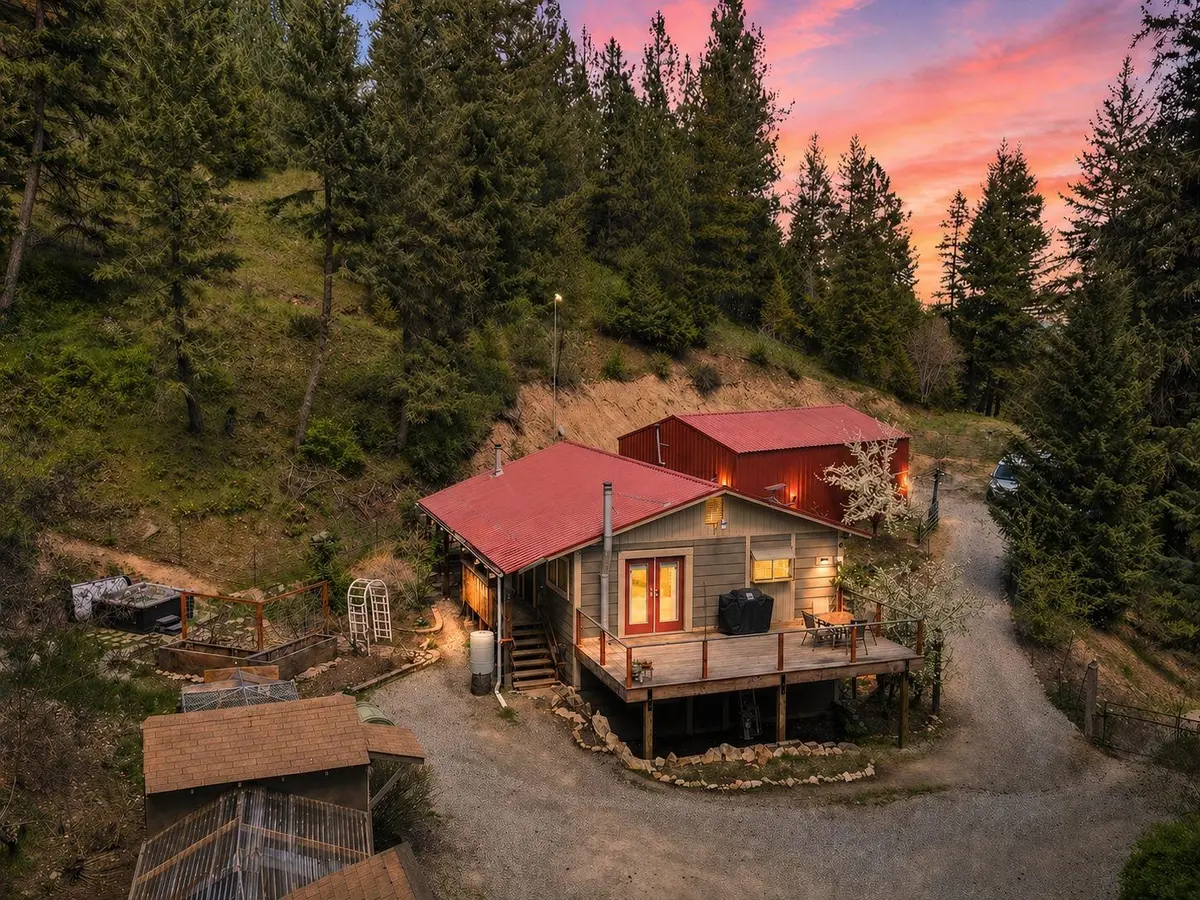 22707 E Lakeview Rd, Newman Lake, WA 99025