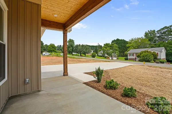 708 Meadowood ST, Hudson, NC 28638