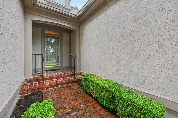 6202 W 128TH ST, Overland Park, KS 66209