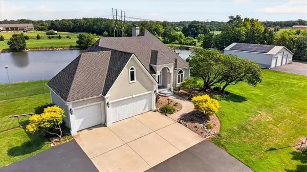 1328 E Walnut ST, Raymore, MO 64083