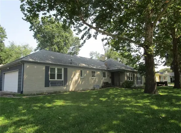 600 S Edgemere DR, Olathe, KS 66061