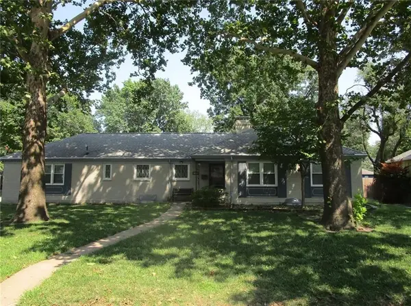 600 S Edgemere DR, Olathe, KS 66061