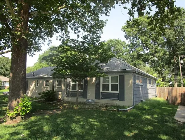 600 S Edgemere DR, Olathe, KS 66061