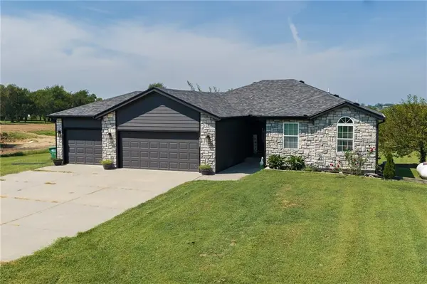 10037 Greenview DR, Meriden, KS 66512