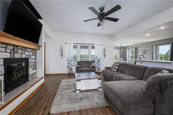 10037 Greenview DR, Meriden, KS 66512