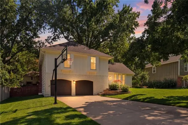 10715 W 101st TER, Overland Park, KS 66214