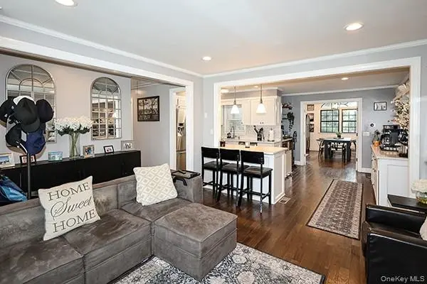 208 N Walnut ST, Massapequa, NY 11758